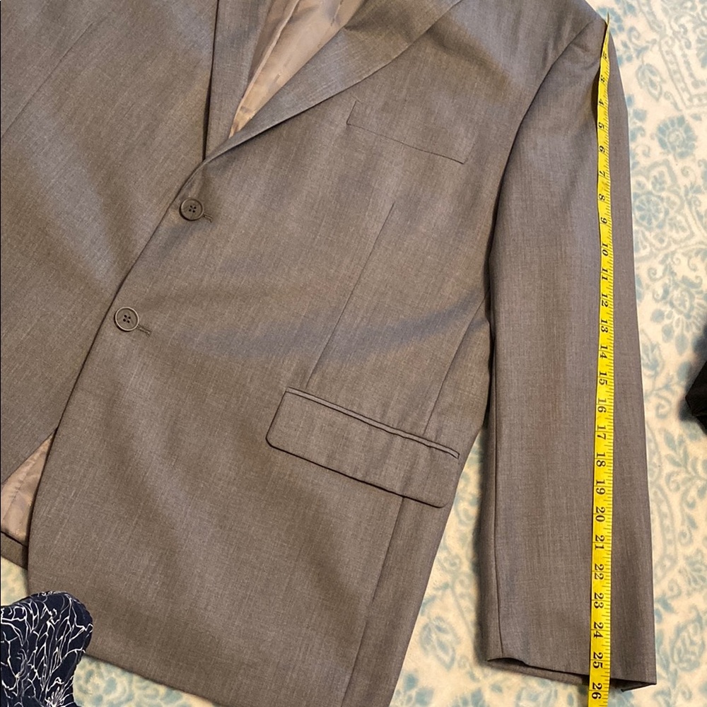 Gray Wool-Blend Suit With Structured Shoulders - image 7